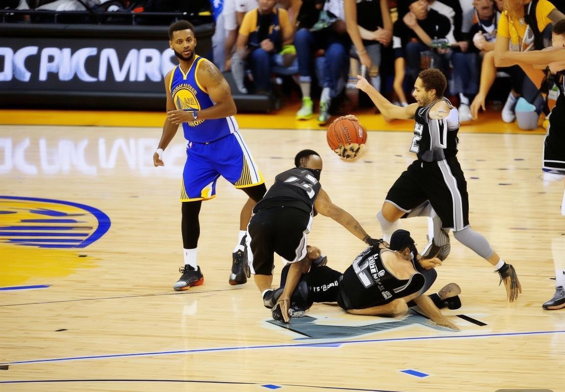 2017NBA西决：勇士4-0横扫马刺 战术对决与球星闪耀(图3)